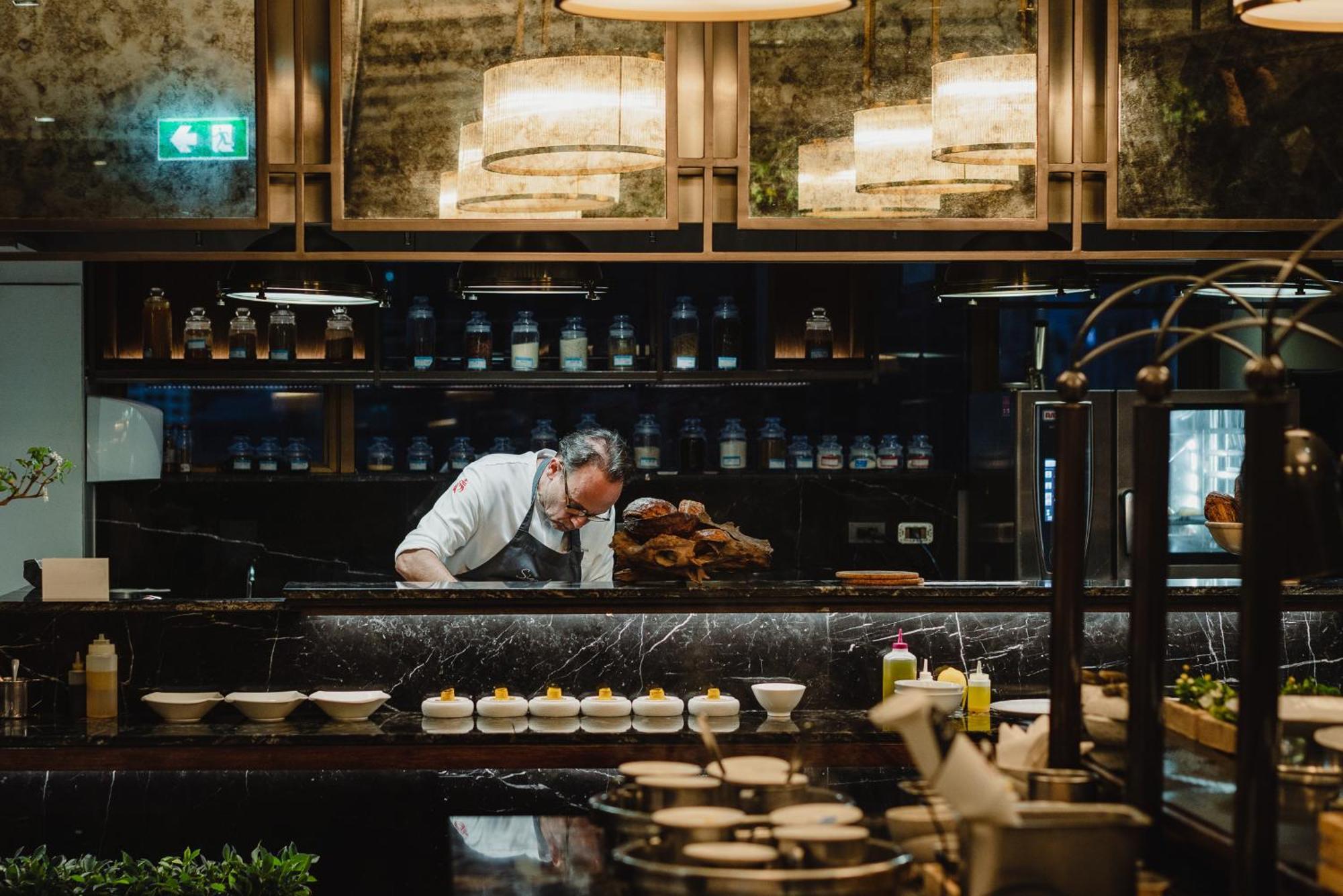 Vie Hotel Bangkok, Mgallery Kültér fotó Chef preparing food at the restaurant