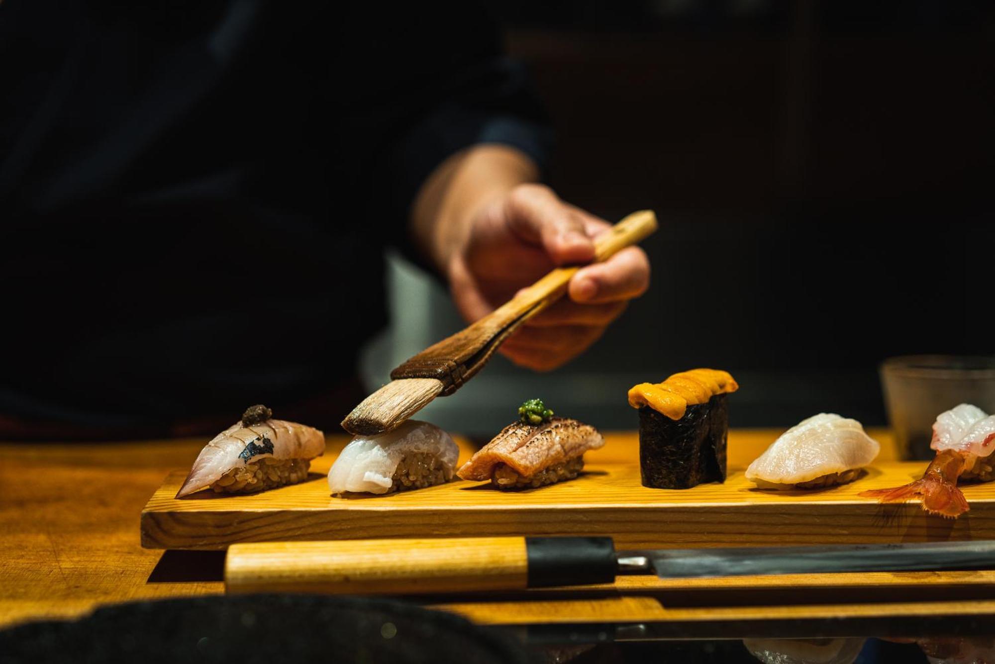 Vie Hotel Bangkok, Mgallery Kültér fotó Chef preparing sushi